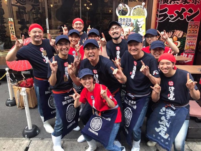 石橋貴明さん（中央）と私（中央右）＆津気屋スタッフ